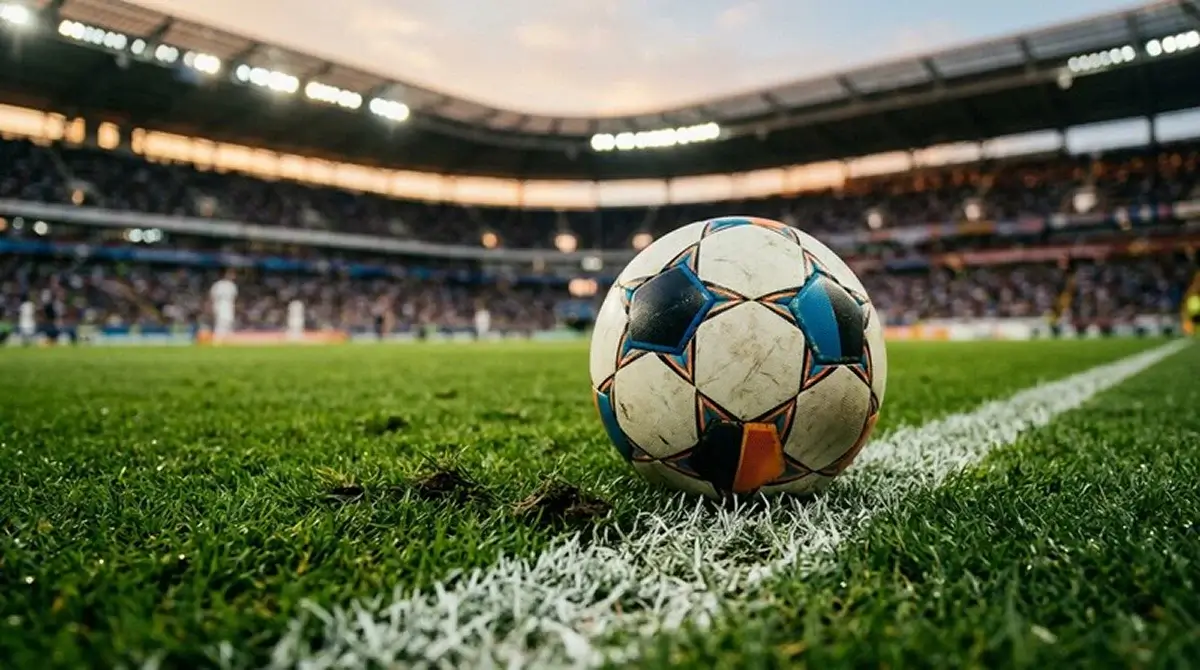 Balón de fútbol sobre el césped de un estadio del Mundial 2026 momentos antes del saque inicial