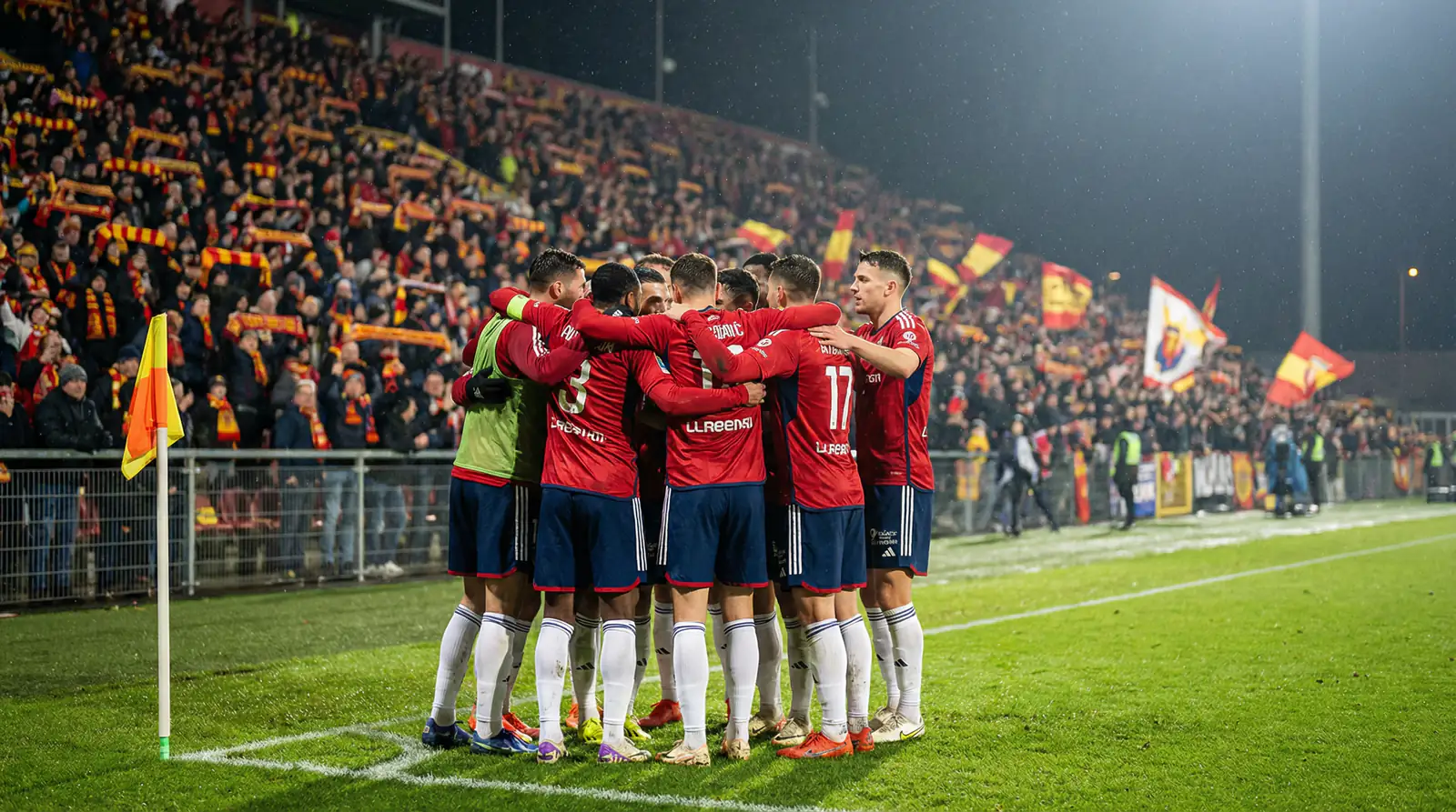 Jugadores de la seleccion espanola celebrando un gol con la camiseta roja en un estadio internacional